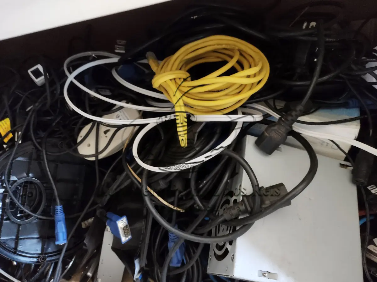 LOTE 004 - SUCATAS DE EQUIPAMENTOS ELÉTRICOS, INFORMATICA, GELADEIRA, ETC