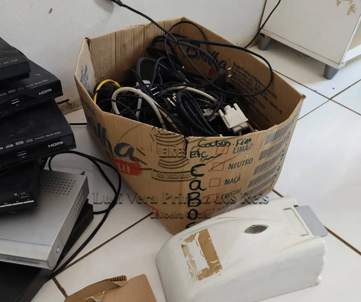 LOTE 004 - SUCATAS DE EQUIPAMENTOS ELÉTRICOS, INFORMATICA, GELADEIRA, ETC