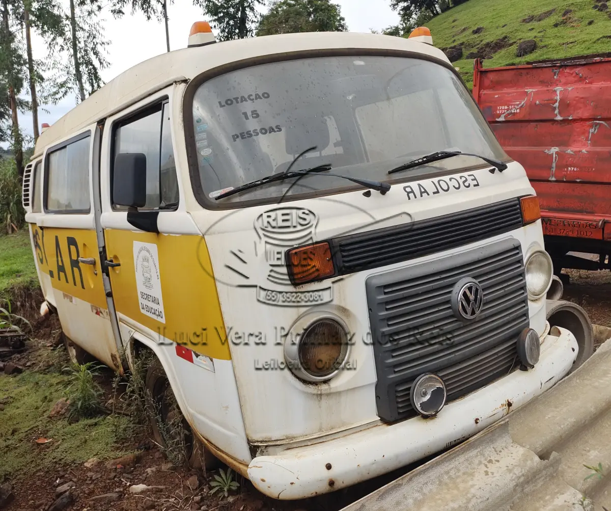 LOTE 007 - Automóvel Kombi