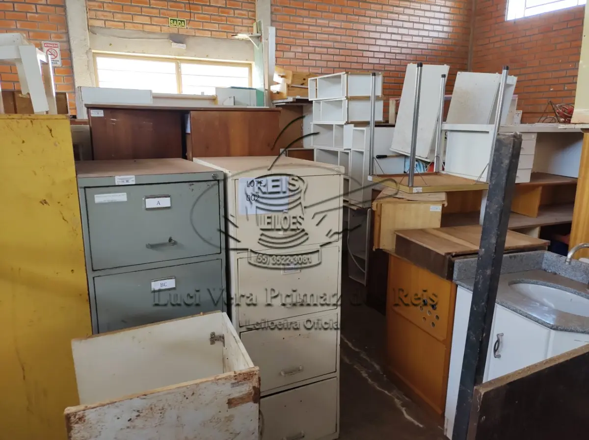 LOTE 002 - SUCATAS DE MÓVEIS DIVERSOS