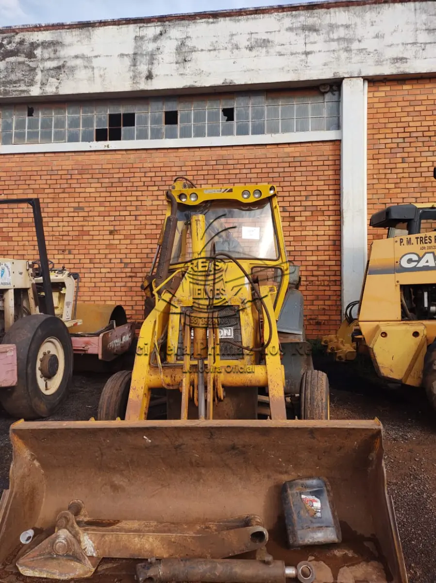 LOTE 027 - RETROESCAVADEIRA CATERPILLAR