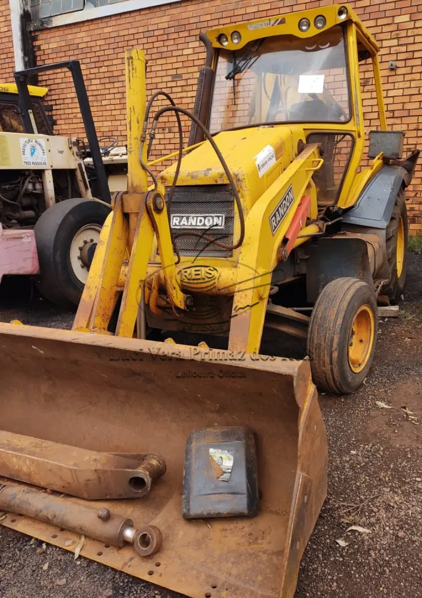 LOTE 022 - Retroescavadeira Random RK 406 B