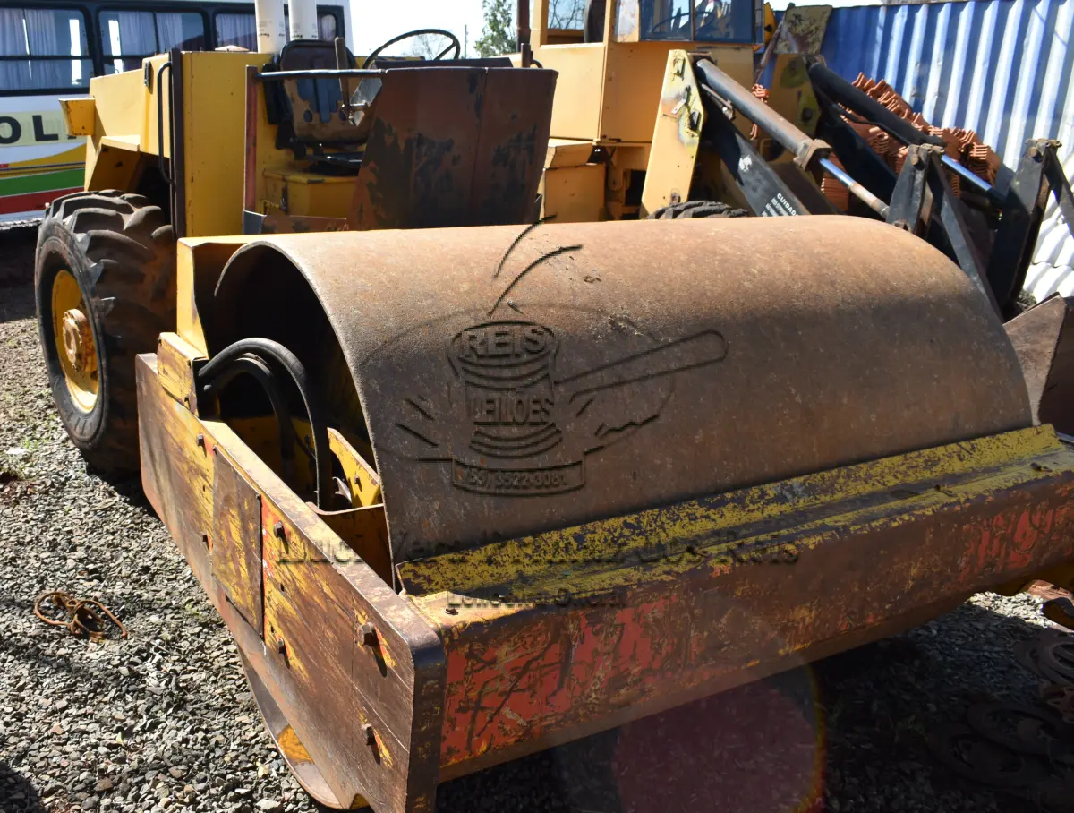 LOTE 001 - ROLO COMPACTADOR