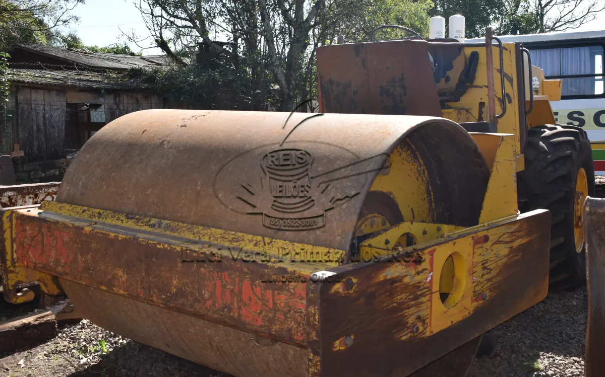 LOTE 001 - ROLO COMPACTADOR