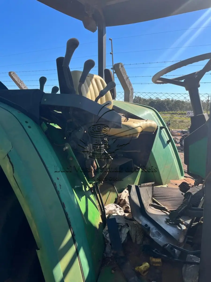 LOTE 001 - TRATOR 4 X 4, MARCA JHON DEERE