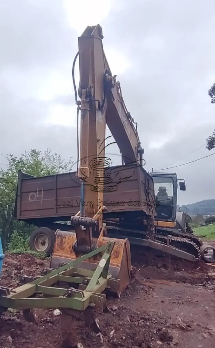 LOTE 001 - ESCAVADEIRA