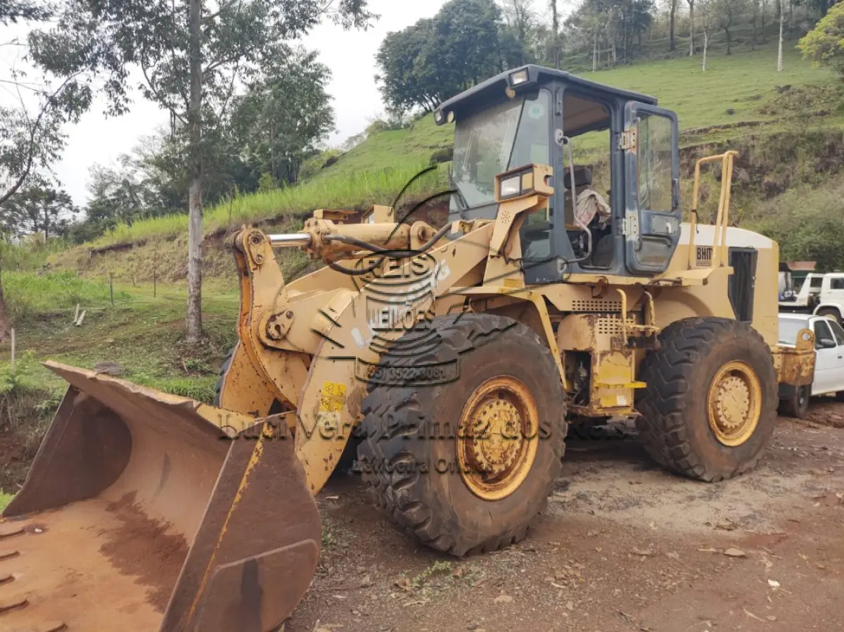 LOTE 002 - PA CARREGADEIRA