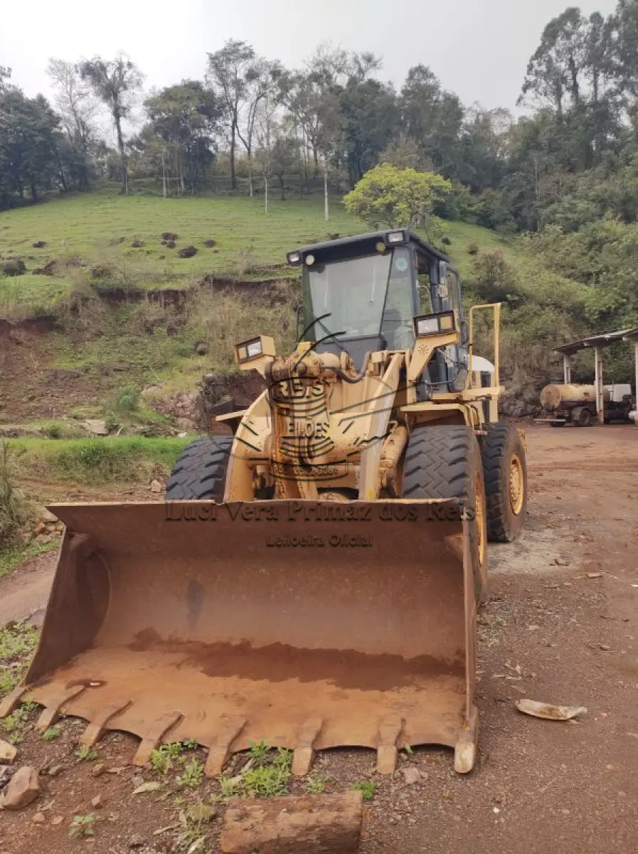 LOTE 002 - PA CARREGADEIRA