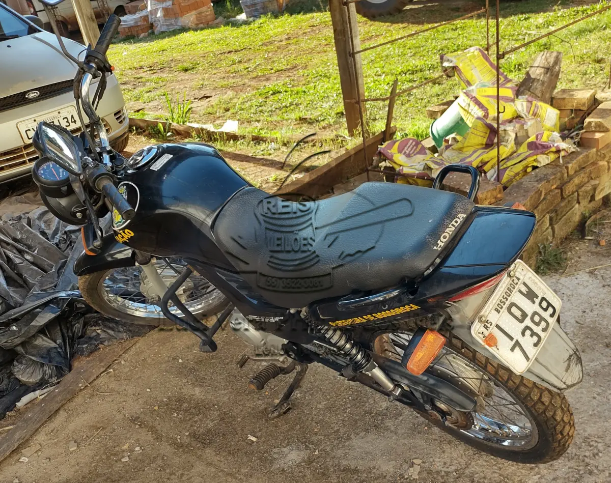 LOTE 03 - MOTOCICLETA HONDA