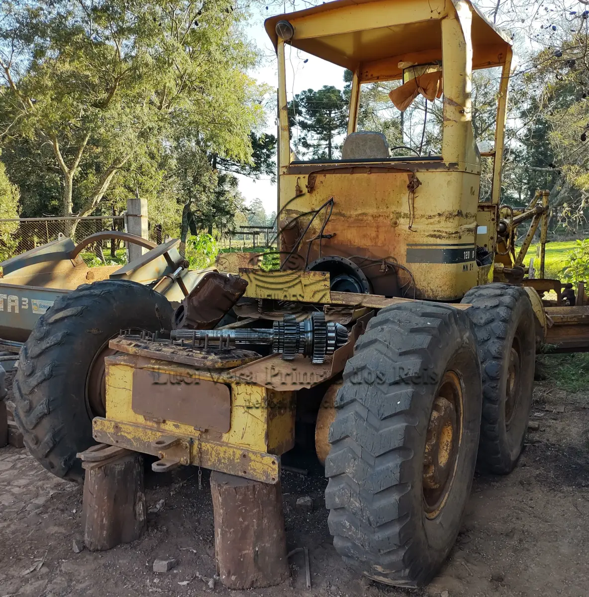 LOTE 01 - MOTONIVELADORA 04 CATERPILAR 120 B