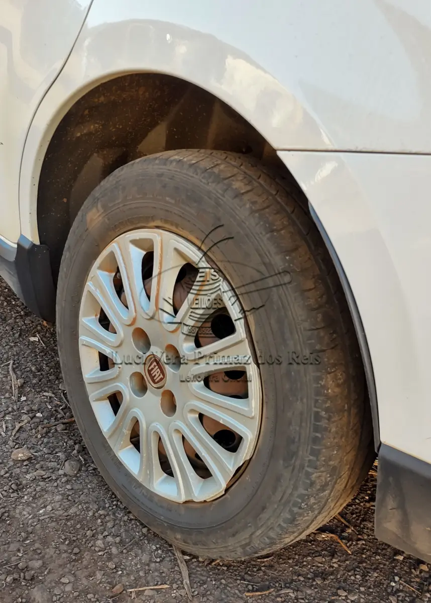 LOTE 04 - Automóvel Grand Siena