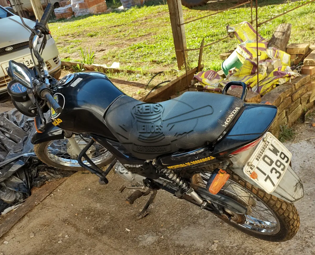 LOTE 03 - MOTOCICLETA HONDA