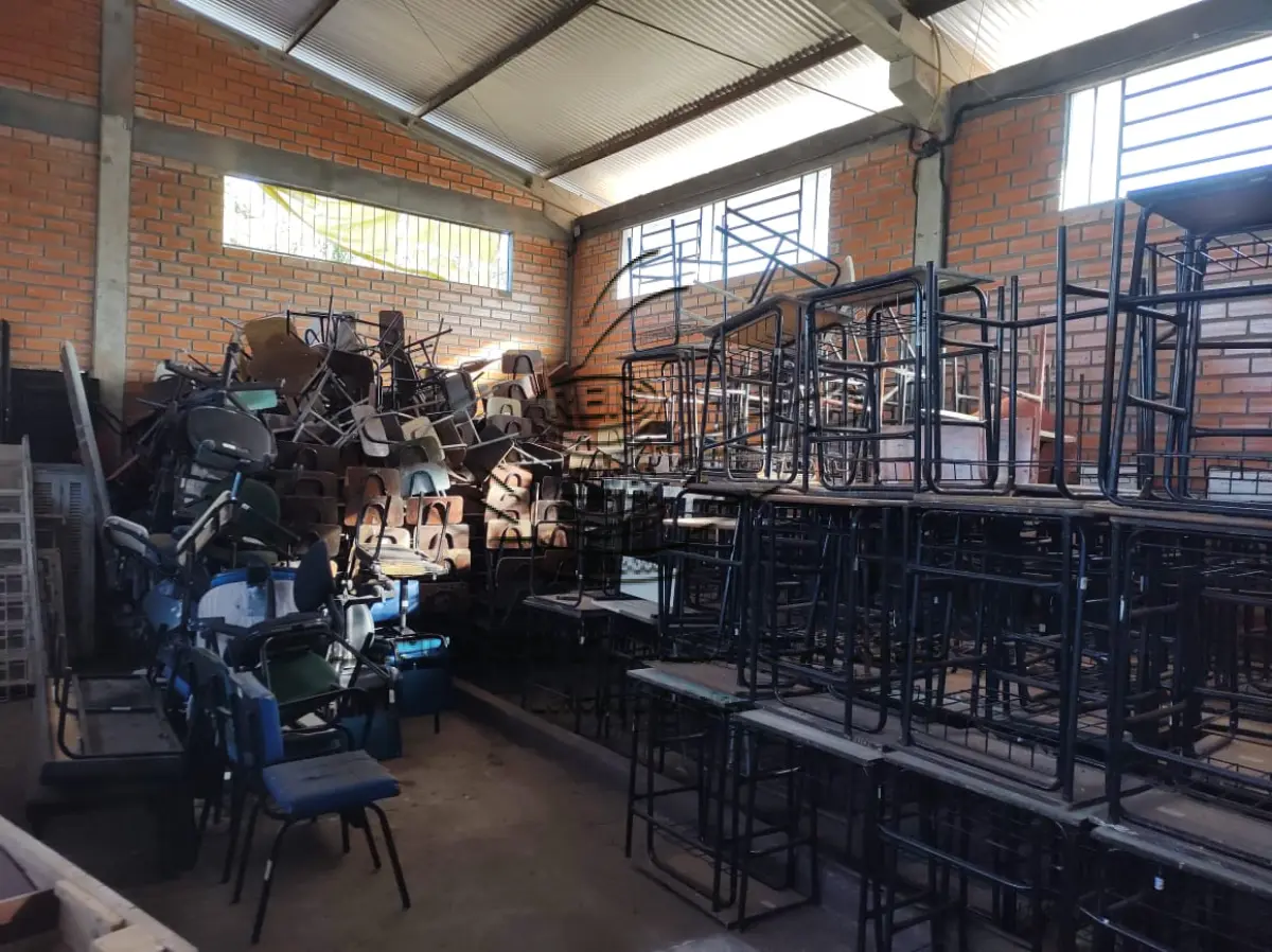 LOTE 009 - SUCATAS DE CADEIRAS DIVERSAS