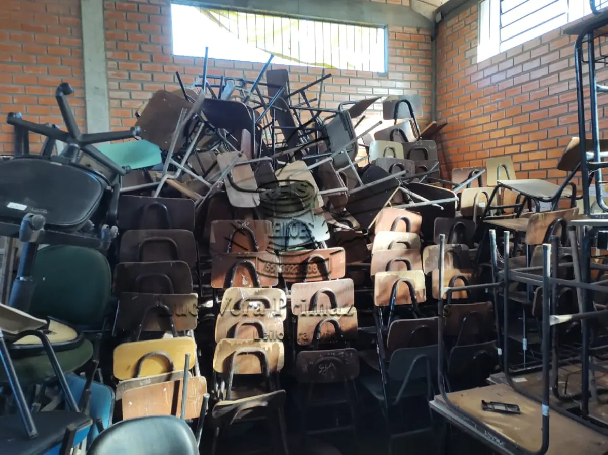 LOTE 009 - SUCATAS DE CADEIRAS DIVERSAS