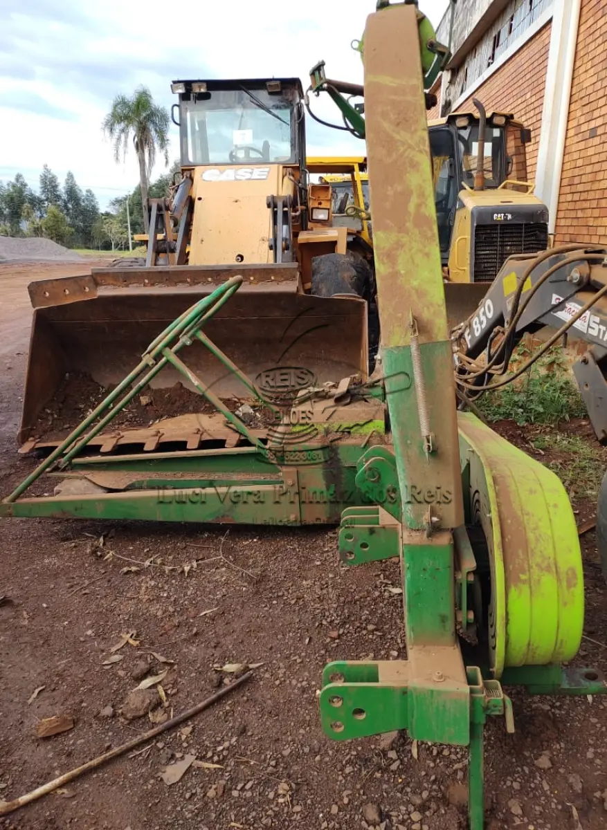 LOTE 033 - Colhedora de forragem tratorizado