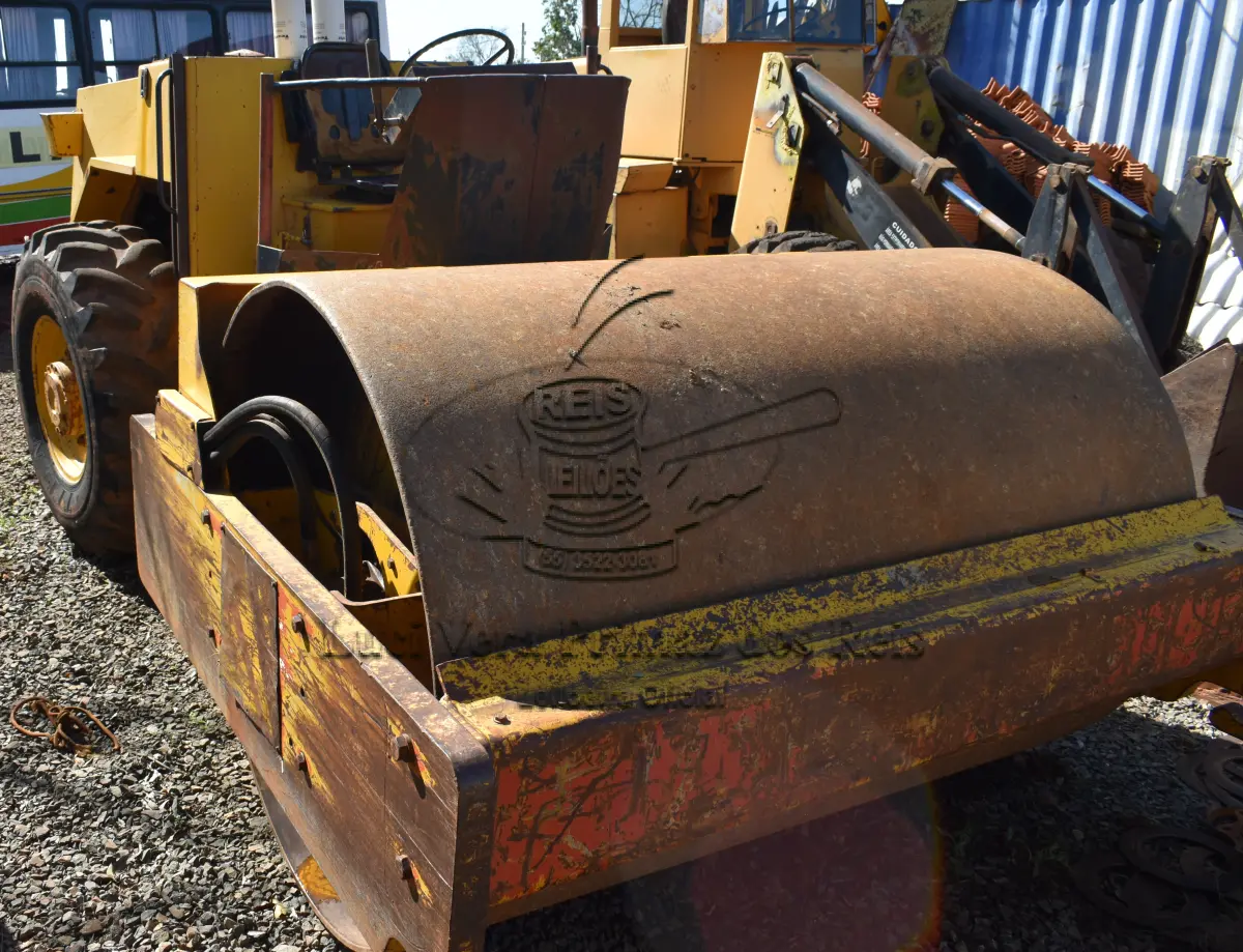 LOTE 001 - ROLO COMPACTADOR