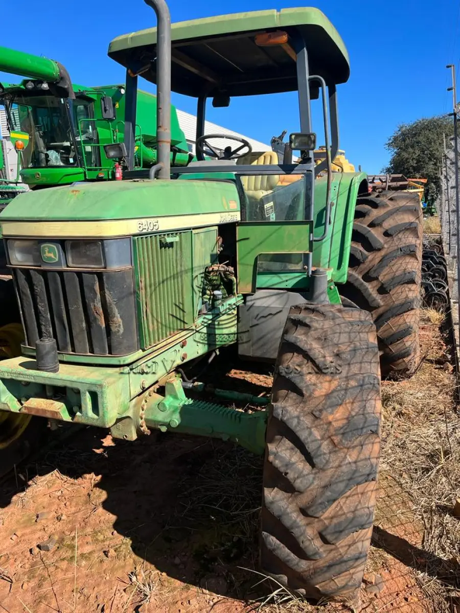 LOTE 001 - TRATOR 4 X 4, MARCA JHON DEERE
